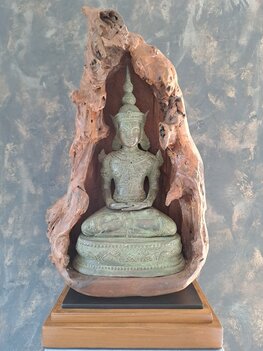 Bronzen beeld Boeddha in houtstronk (links)