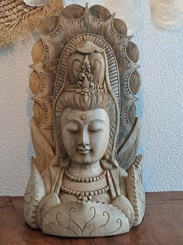 Houtsnijwerk Quan Yin met schild