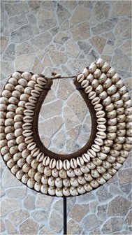 Schelpenketting op standaard quatro brown