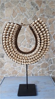 Schelpenketting op standaard quatro brown