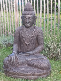 Zittende Boeddha Lavasteen/Bhurmisparsa/Batik