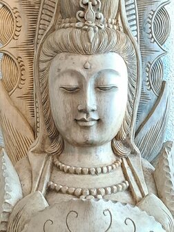Houtsnijwerk Quan Yin met schild