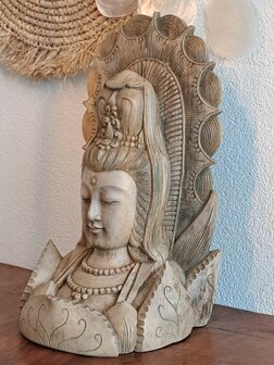 Houtsnijwerk Quan Yin met schild