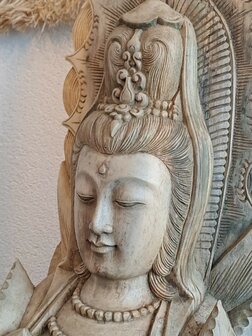 Houtsnijwerk Quan Yin met schild