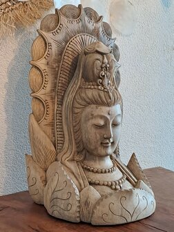 Houtsnijwerk Quan Yin met schild
