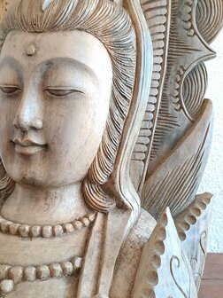 Houtsnijwerk Quan Yin met schild