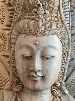Houtsnijwerk Quan Yin met schild