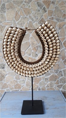 Schelpenketting op standaard quatro brown
