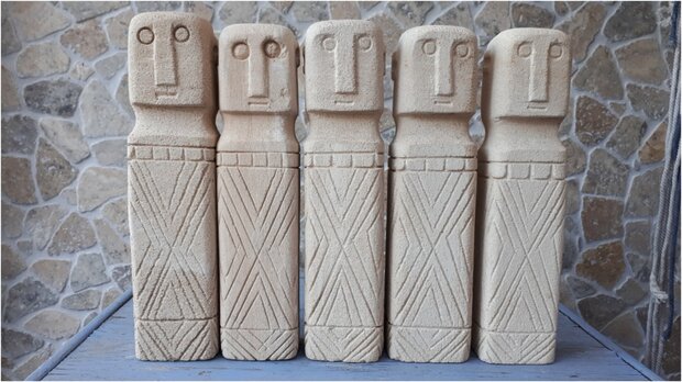 Stone man zandkleur kruis 25cm