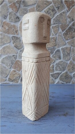 Stone man zandkleur kruis 25cm