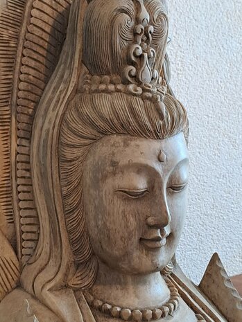 Houtsnijwerk Quan Yin met schild