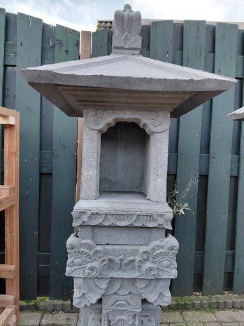Tempel M met dak