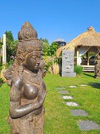 Staande Dewi Tara lavasteen Staande Dewi Tara lavasteen