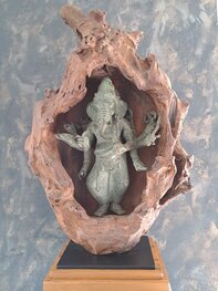 Bronzen beeld Ganesha in houtstronk.