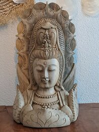 Houtsnijwerk Quan Yin met schild